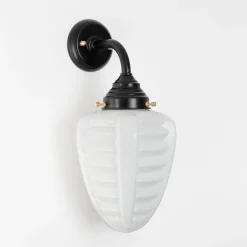 Art-déco Wandleuchte mit parabolischem Opalglas