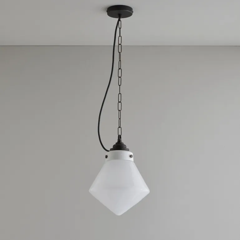 Elegante Jugendstil-Hängeleuchte mit Spitz-Opalglas