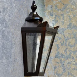 Flache Außenleuchte im viktorianischen Stil