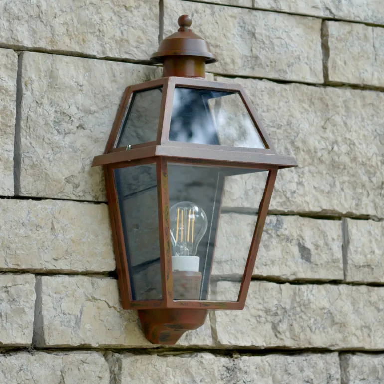 Flache Außenwandleuchte: Italienische Halblaterne