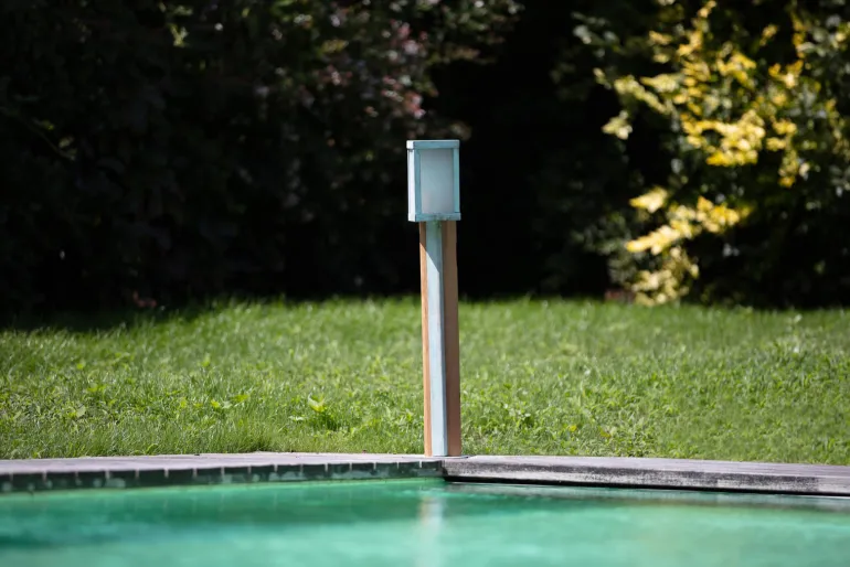 Garten- und Wegeleuchte aus Messing und Akazienholz Les Plessis