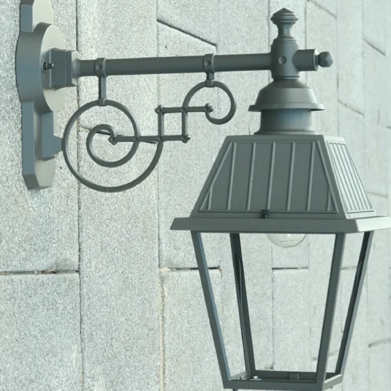 Historische Aluguss-Wandlaterne