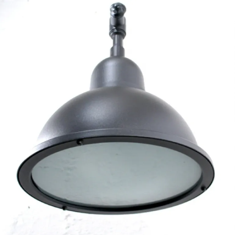 Historische Außenlampe mit Halbkugel-Schirm
