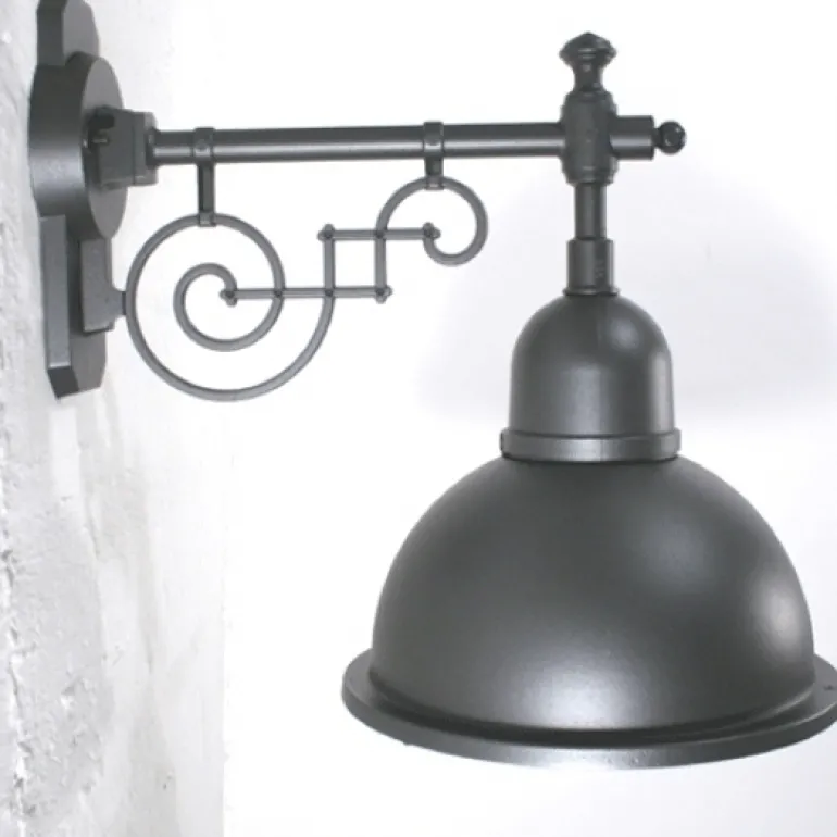 Historische Außenlampe mit Halbkugel-Schirm