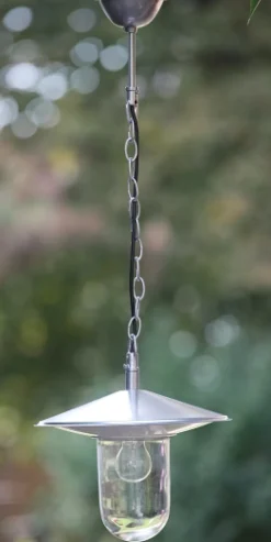 Historische Außenleuchte mit Schirm und Zylinderglas