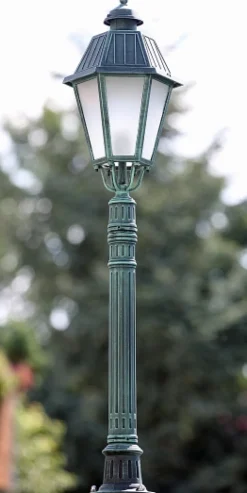 Historische Gartenleuchte mit kannelierter Säule