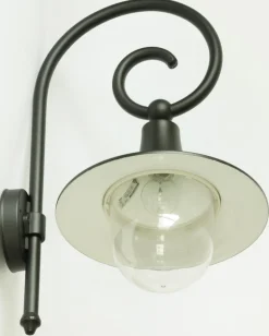 Industriestil-Wandlampe für außen mit Bischofstab