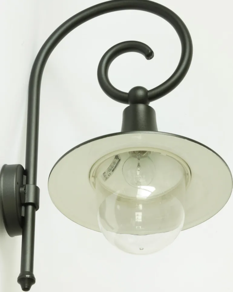 Industriestil-Wandlampe für außen mit Bischofstab