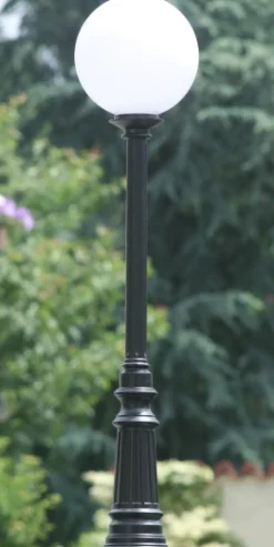 Klassische Mast-Außenleuchte mit Kugel Rodos P 02