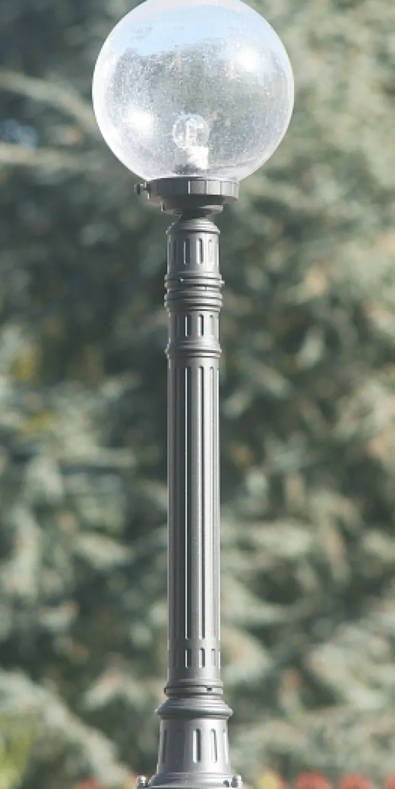 Kleine Standleuchte mit Kugel
