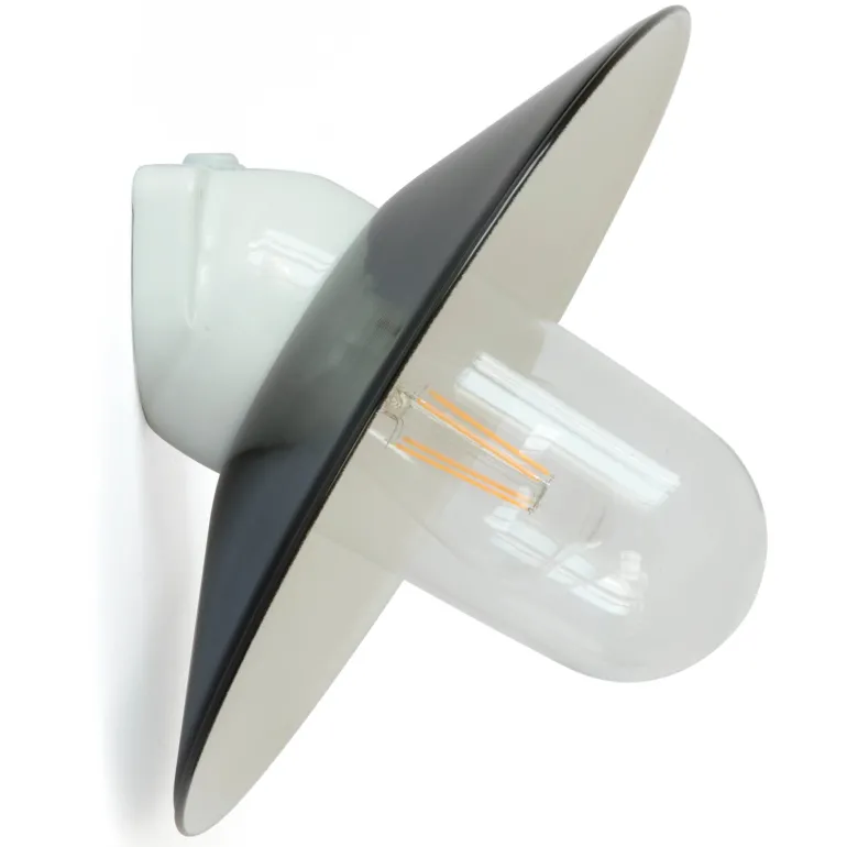 Porzellan-Wandleuchte mit Aluminiumschirm