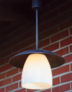 Schmiedeeiserne Pendelleuchte mit opalem Tulpenglas HL 2679