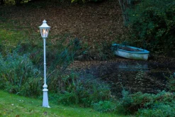 Standleuchte mit Aluminium- oder Messinglaterne Victoria