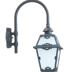 Traditionelle Außenlampe mit Jugendstil-Ornamenten