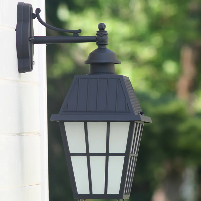 Wandleuchte mit vergittertem Glas